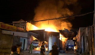Cháy ngùn ngụt kèm nổ lớn tại bãi chứa xe bồn ở Nha Trang