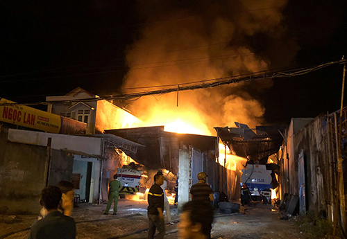 Nha Trang: Cháy ngùn ngụt kèm nổ lớn ở bãi chứa xe bồn