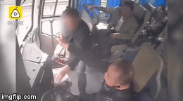  Clip: Giằng vô lăng với tài xế, hành khách bị đánh sấp mặt