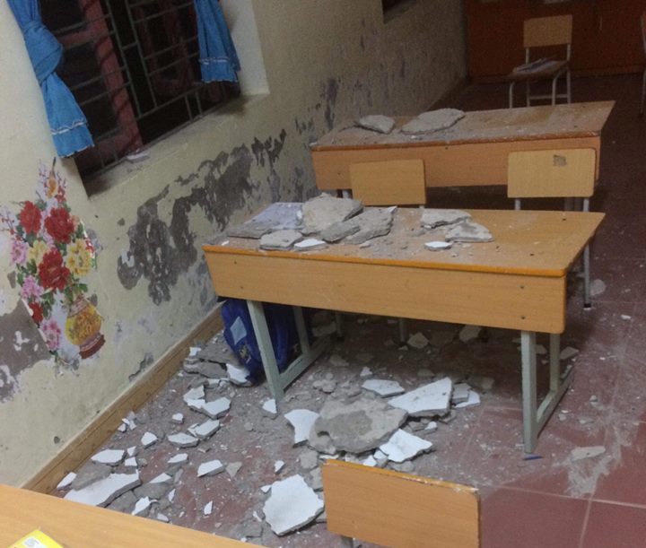 3 học sinh tiểu học nhập viện do vữa trần nhà bất ngờ đổ sập
