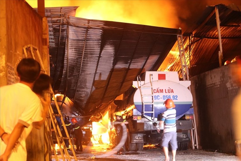 Cháy 6 xe bồn, nổ 3 bể chứa xăng dầu ở Nha Trang