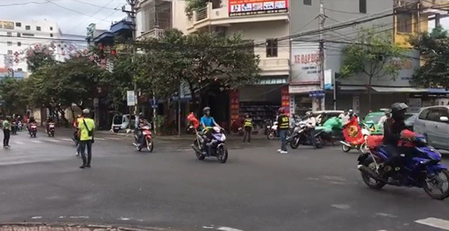 Nhóm phượt thủ ngang nhiên chặn đường ở Nam Định lên tiếng
