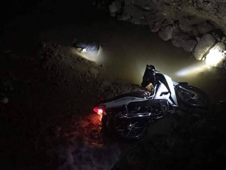 Yên Bái: Thi thể đàn ông bên cạnh chiếc xe nổ máy gần cống nước