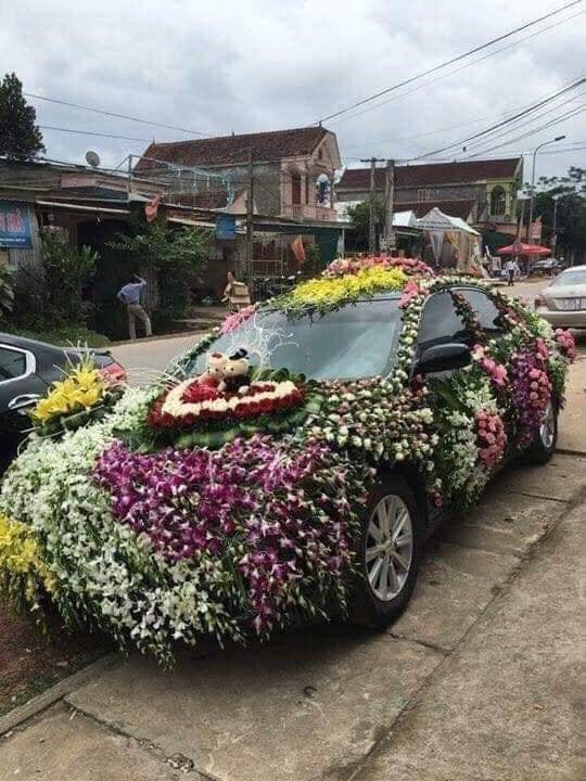 Chú rể lái xe phủ kín hoa đi đón dâu khiến dân mạng xôn xao