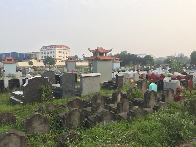 Cận cảnh hơn 100 ngôi mộ bị đập phá bát hương sau một đêm ở Hưng Yên
