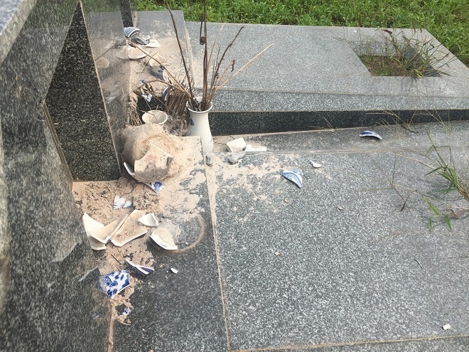 Cận cảnh hơn 100 ngôi mộ bị đập phá bát hương sau một đêm ở Hưng Yên
