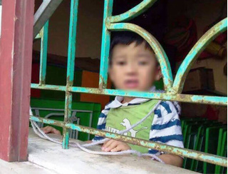 Bé 4 tuổi ở Nam Định bị buộc dây treo lên cửa sổ: Huyện sẽ kỷ luật cô giáo