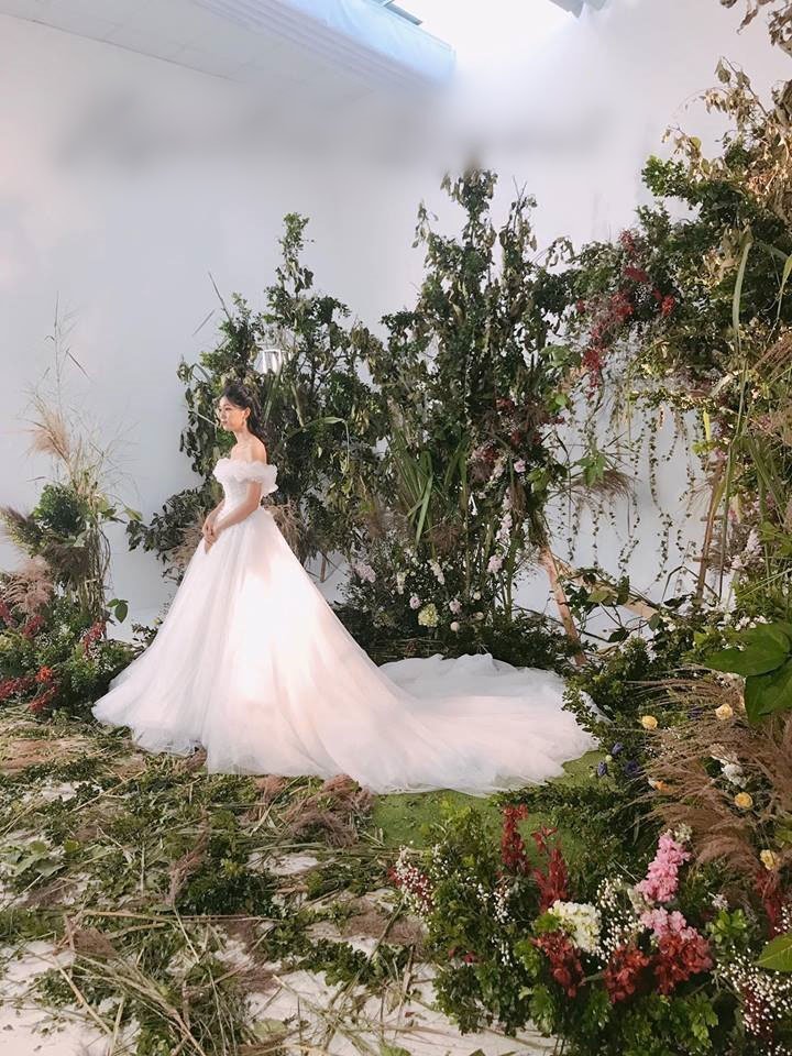 Cận cảnh váy cưới đính 10.000 viên pha lê, ngọc trai của Á hậu Thanh Tú