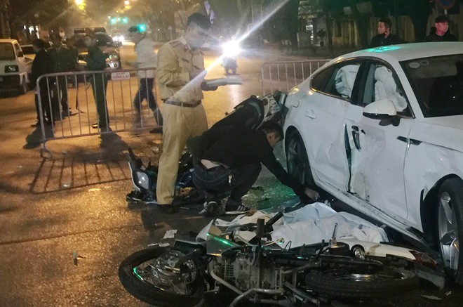 Hai xe máy đâm trực diện vào ô tô Audi, 4 người thương vong