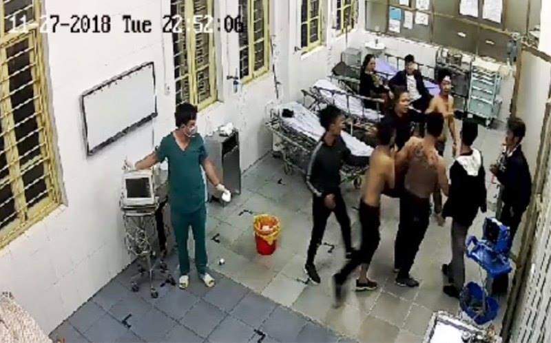 Khởi tố vụ nhóm côn đồ lao vào phòng cấp cứu hành hung bệnh nhân ở Hà Nam