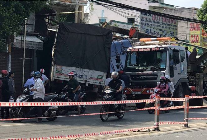Xe tải tông sập 2 nhà dân, tài xế mắc kẹt trong cabin ở Sài Gòn