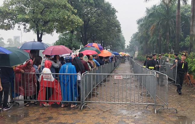 hàng trăm CĐV đã có mặt cổng Liên đoàn Bóng đá Việt Nam