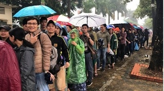 Cổ động viên 'đội mưa' chờ nhận vé trận Việt Nam-Philippines mua online