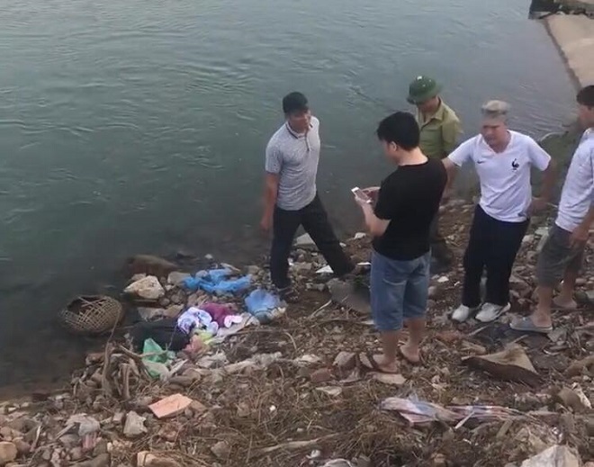 Hiện trường phát hiện xác trẻ sơ sinh ở bờ sông