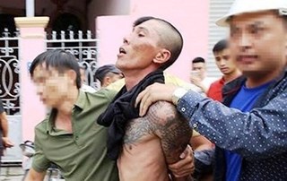 Khởi tố người cha 'ngáo đá' ném con từ mái nhà ở Nghệ An