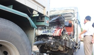 Xe tải tông đuôi xe đầu kéo, tài xế và phụ xe tử vong trong cabin