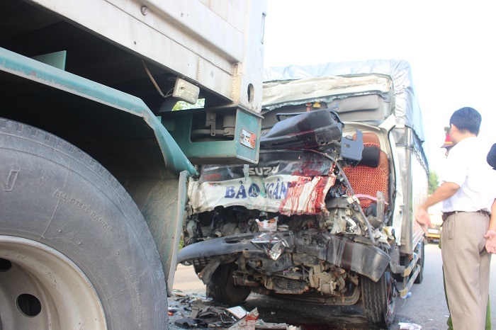 Nghệ An: Xe tải đâm đuôi xe đầu kéo, tài xế và phụ xe tử vong tại chỗ