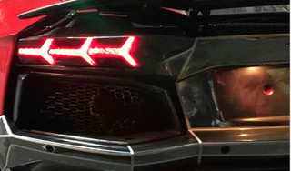 CLIP: Nẹt phô ăn mừng 'quá đà', Lamborghini Aventador cháy đuôi