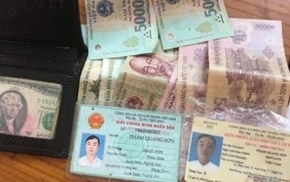 Nghệ An: Hai nữ sinh nhặt được ví tiền trả lại người mất