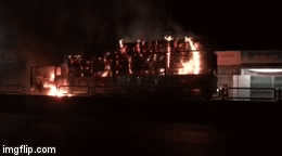 CLIP: Xe tải bất ngờ bốc cháy ngùn ngụt trên Quốc lộ 1A