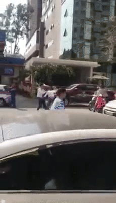 Hà Nội: Nam tài xế taxi bị đánh dã man sau va chạm giao thông