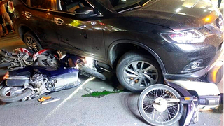 Tin tức tai nạn giao thông mới nhất hôm nay (6/12): Ô tô tông liên hoàn nhiều xe máy, 4 người bị thương