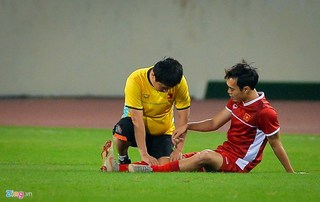 Tiền vệ Văn Toàn tái phát chấn thương khiến HLV Park Hang Seo lo lắng