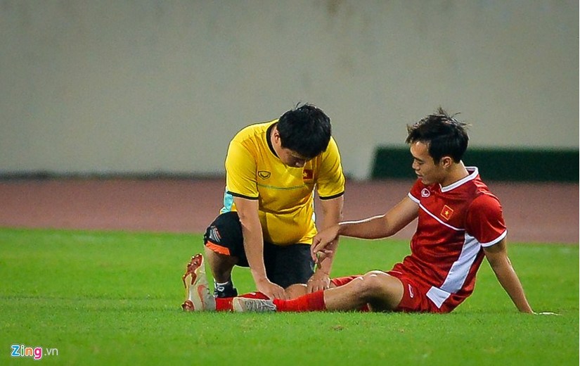 Tiền vệ Văn Toàn bất ngờ tái phát chấn thương khiến HLV Park Hang Seo lo lắng