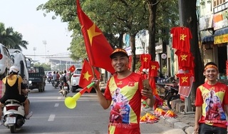 Cờ tổ quốc, áo cổ vũ bóng đá đắt hàng trước trận Việt Nam-Philipines