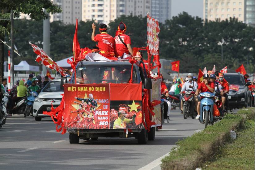 Cầu thủ chưa ra sân, CĐV Việt Nam đã đi bão sớm