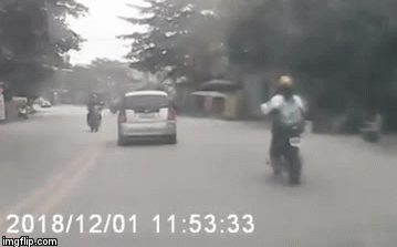 Clip: Bất ngờ chuyển làn đường, xe máy khiến tài xế 2 ô tô 'thót tim'
