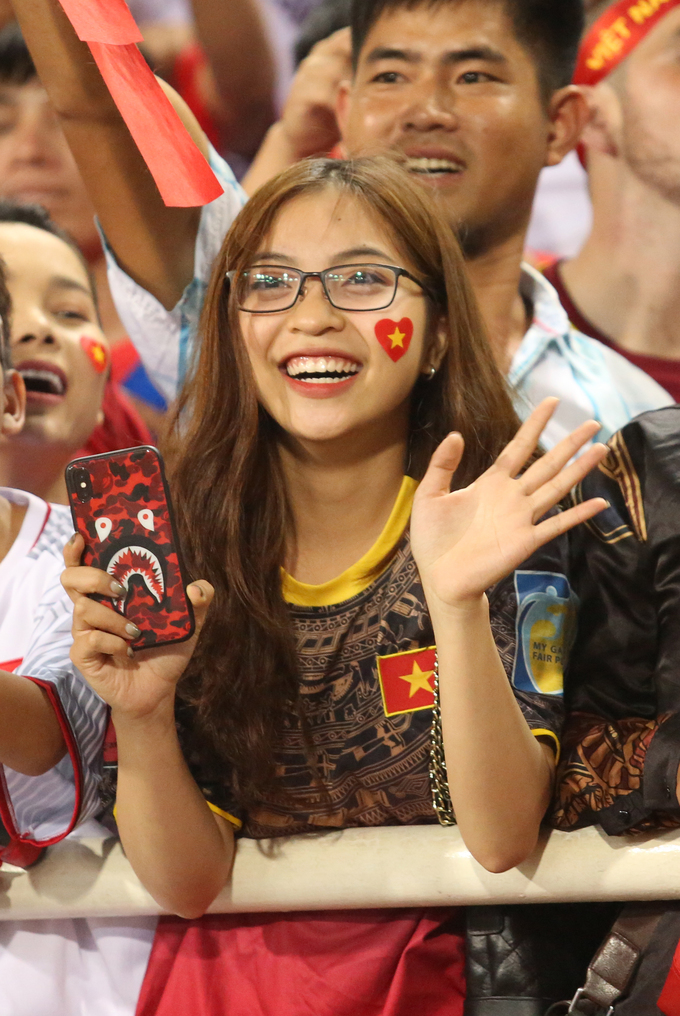 Người yêu của các cầu thủ Việt Nam khoe nhan sắc xinh đẹp trên khán đài