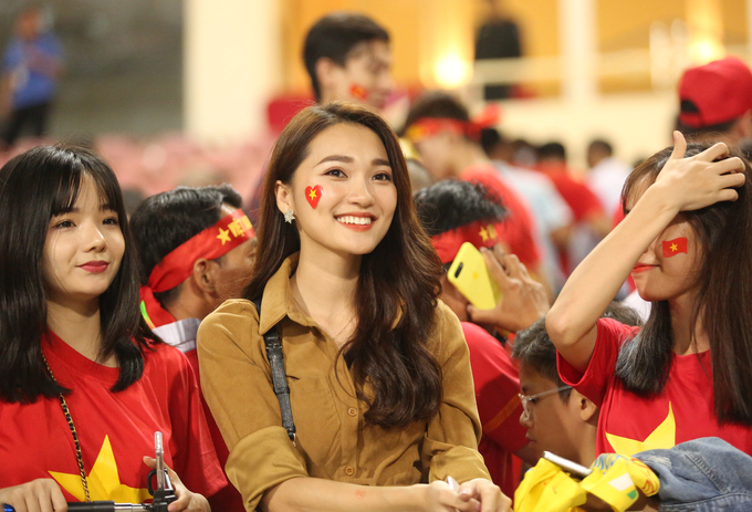 Người yêu của các cầu thủ Việt Nam khoe nhan sắc xinh đẹp trên khán đài