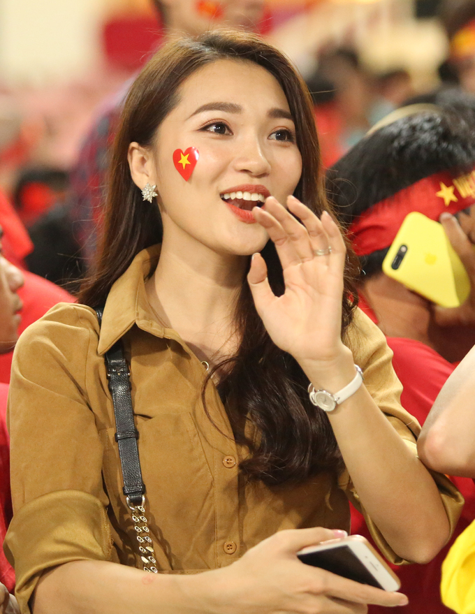 Người yêu của các cầu thủ Việt Nam khoe nhan sắc xinh đẹp trên khán đài