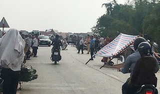 Hưng Yên: Va chạm với xe tải, vợ tử vong tại chỗ, chồng nguy kịch