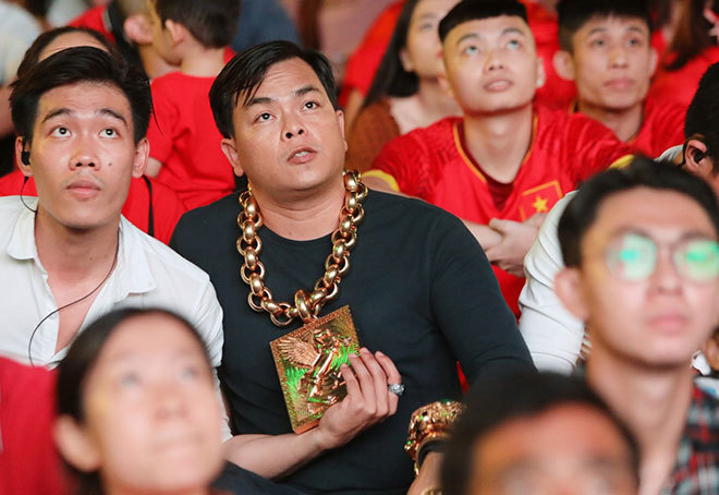 Đại gia Việt đeo 13 kg vàng đi xem đá bóng được lên hàng loạt báo nước ngoài