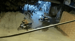 Clip: Cái kết bất ngờ của tên trộm xe máy trượt ngã, bị chủ nhà lao ra tóm