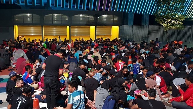 Hàng nghìn CĐV Malaysia xếp hàng chờ mua vé trong đêm. Ảnh Zing.vn