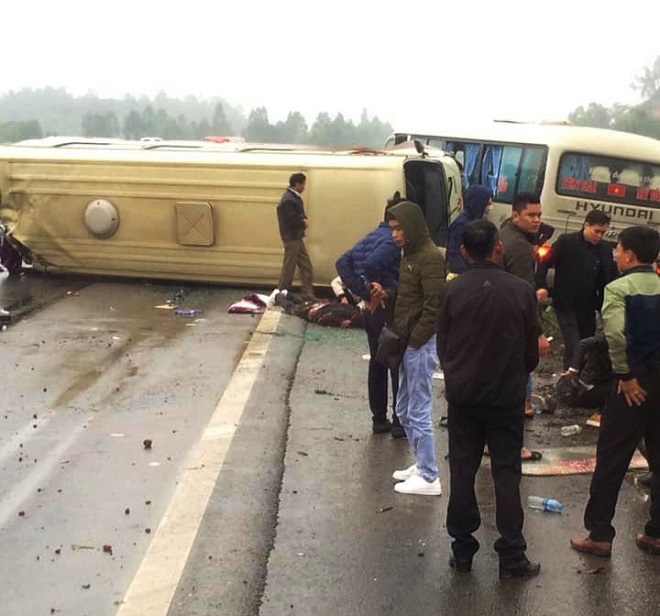​Va chạm kinh hoàng trên cao tốc Hà Nội – Lào Cai, hành khách nằm la liệt dưới đường 