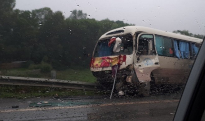 Va chạm kinh hoàng trên cao tốc Hà Nội – Lào Cai, hành khách nằm la liệt dưới đường.