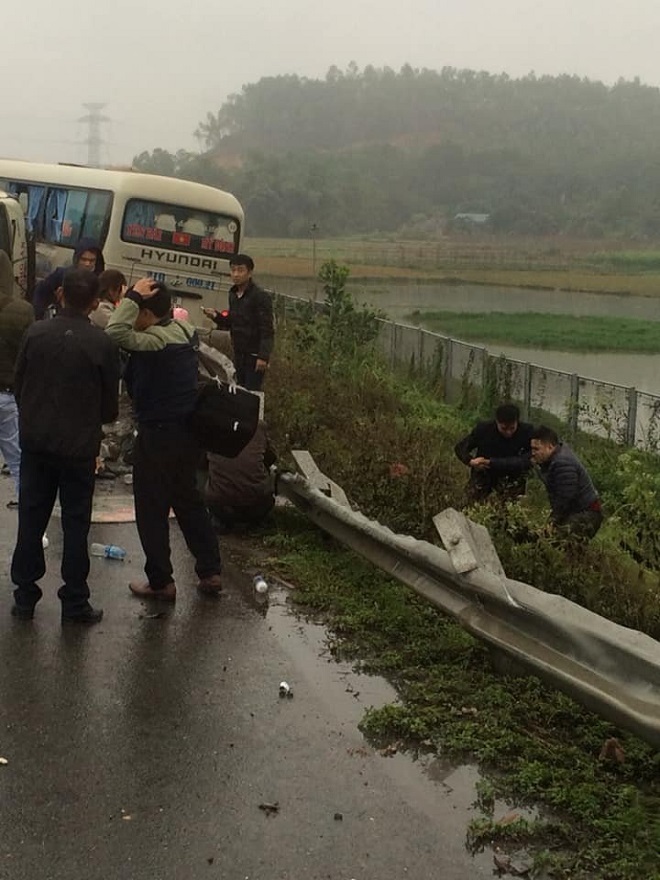 Va chạm kinh hoàng trên cao tốc Hà Nội – Lào Cai, hành khách nằm la liệt dưới đường.