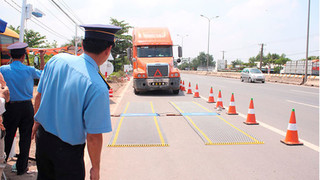 Công an Hà Nội mời 6 thanh tra giao thông làm việc vì nghi 'bảo kê' xe tải