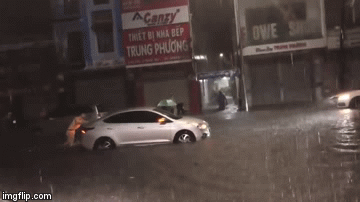 Clip: Chiến sĩ CSGT oằn mình đẩy xe cho người dân trong mưa lớn gây xúc động