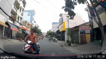 Clip: Gã đi xe máy có biểu hiện say xỉn tông vào ô tô gây sự 
