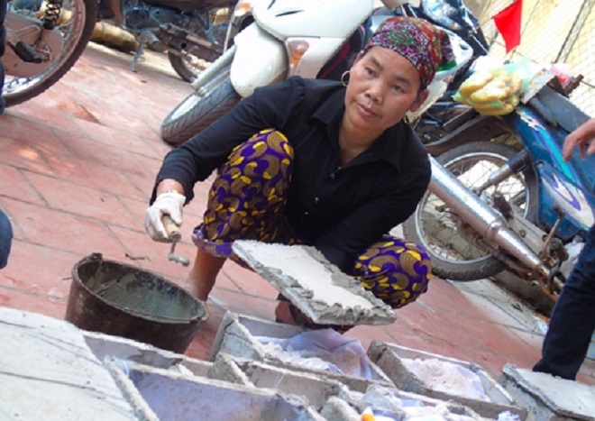 Bà Đỗ Thị Cúc, hàng ngày vẫn đi nhặt xác thai nhi về chôn cất