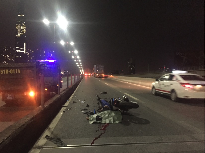 Người nhà khóc ngất bên thanh niên chết vì đi xe máy sai làn trên cầu Sài Gòn
