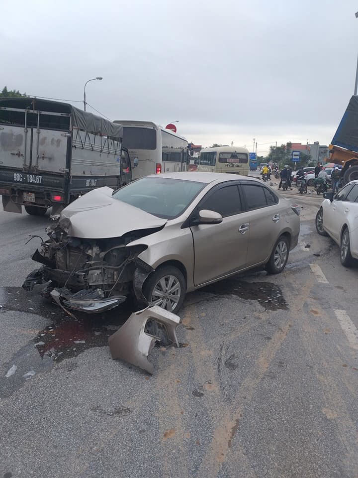 Quảng Ninh: Tai nạn giao thông liên hoàn, nhiều phương tiện bị hư hỏng6