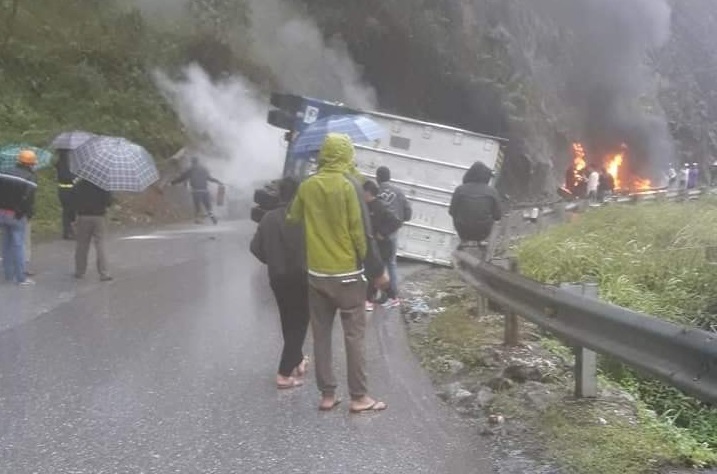 Lai Châu: Xe container đâm vào vách núi bốc cháy ngùn ngụt 2