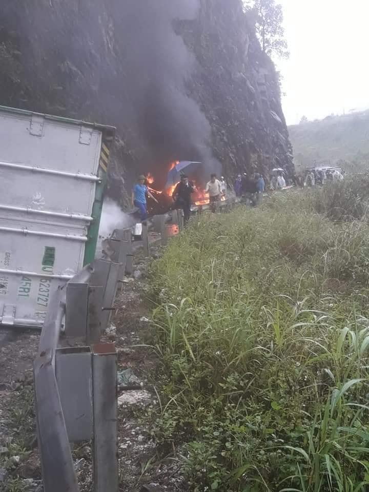 Lai Châu: Xe container đâm vào vách núi bốc cháy ngùn ngụt 3