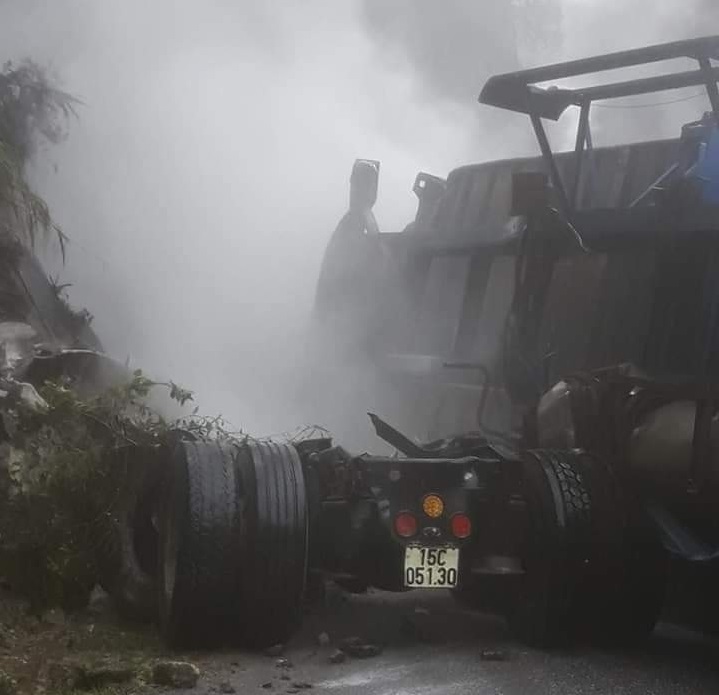 Lai Châu: Xe container đâm vào vách núi bốc cháy ngùn ngụt 5